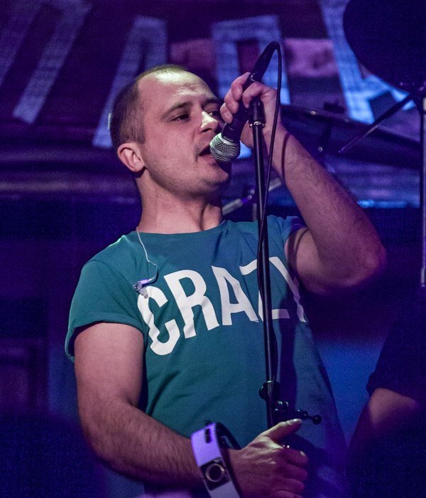 Александр Шерстнёв Вокал Тексты Музыка
Поет рок, потому что громко и прилюдно разговаривать матом неприлично, тем более рядом могут оказаться дети.