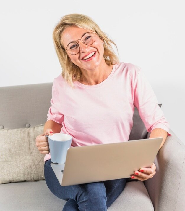 Фото для иллюстрации. Источник: https://image.freepik.com/free-photo/aged-laughing-woman-in-rose-blouse-with-laptop-and-cup-on-sofa_23-2148036649.jpg