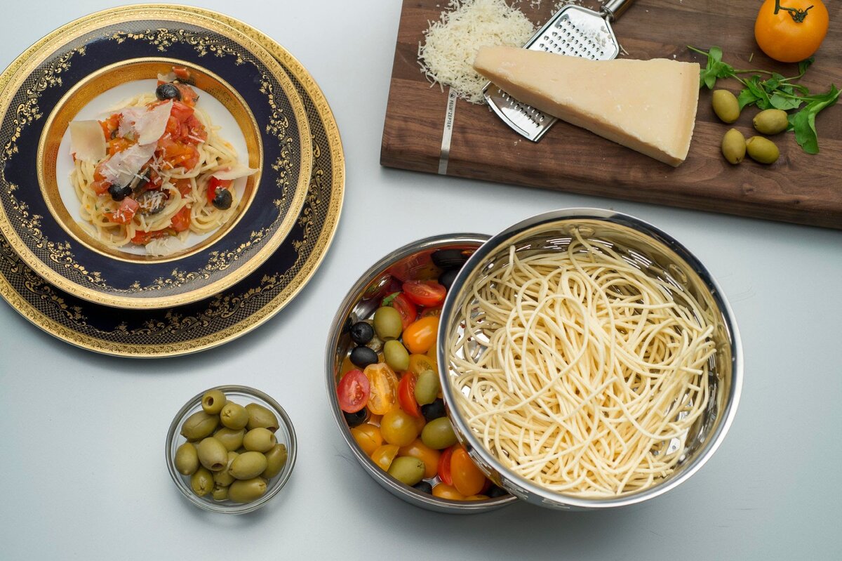 Макароны с томатами, оливками и сыром