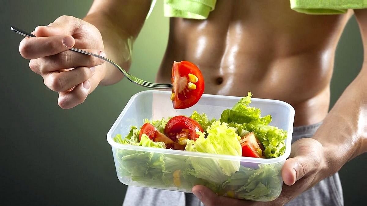 И не смотря на то, что я в большей степени эктоморф жир все же застал меня в расплох. 
Некоторое время я вникал в свой рацион и искал продукты, которые больше всего полнили меня. 
И кажется мне удалось обнаружить 2 таких продукта. Сейчас расскажу о них поподробнее. 
1) Творожки с сахаром Несколько лет стабильно на завтрак съедал такой творожок. А потом в течении дня мог съесть еще 2 таких в качестве перекуса. 
Что сподвигло меня отказаться от этого продукта на совсем? 
Конечно сахар, но это не единственная причина. Еще узнал, что в таких сырках содержится много транс-жиров. 
Вот эти 2 причины собственно заставили меня отказаться от любимых ранее сырков. 
Сейчас я нашел им полезную альтернативу. Теперь ем на завтрак немного яиц с кашей + протеин. 
