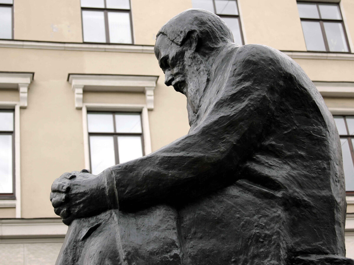 Памятник достоевскому в санкт петербурге