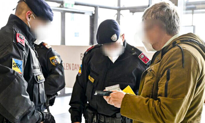 Сотрудники австрийской полиции проверяют личность мужчины и сертификат о вакцинации во время проверки в Везендорфе, округ Моэдлинг, Австрия, 16 ноября 2021 года. (Ханс Пунц/АПА/АФП через Getty Images)