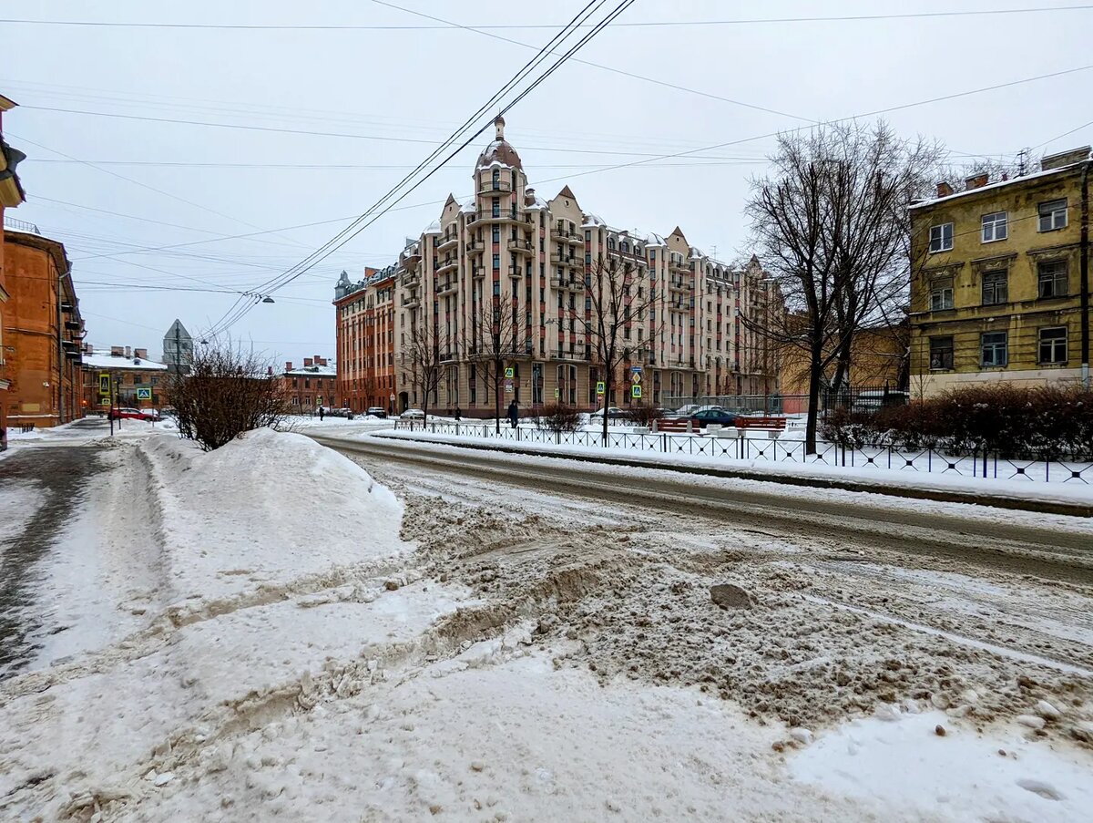 Район сразу принарядился, получив такой подарок в виде современного дома. 