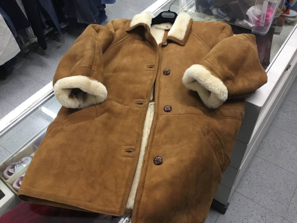 Женская дубленка стоила 20 евро и не продалась со скидкой 50% перед Новым годом, так что сейчас продадим евро 12, не дороже. Зима уже на середине, да и какие в Италии зимы? В феврале такую вещь уже не наденешь. 