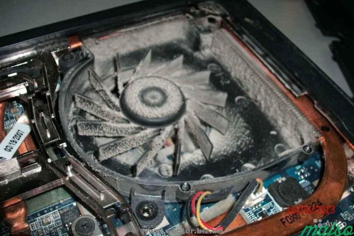 Со временем любому ноутбуку требуется чистка от пыли, смазывание вентилятора и замена термопасты на процессоре и видеокарте. Во время чистки ноутбук полностью разбирается, убирается вся пыль, а затем собирается в обратной последовательности. Есть достаточно простой способ понять, что вашему ноутбуку нужна чистка от пыли. При его включении, через некоторое время из решетки радиатора начинает дуть очень горячий воздух, а если коснуться решетки, то скорее всего рука долго не сможет терпеть такую температуру. Если после чистки все также, ноутбук включается, но нет изображения, читайте статью дальше.