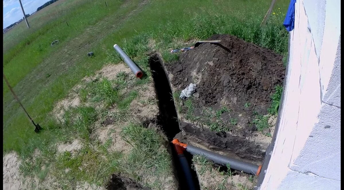 Укладка канализационной трубы на улице с уклоном 1 см на 1 погонный метр