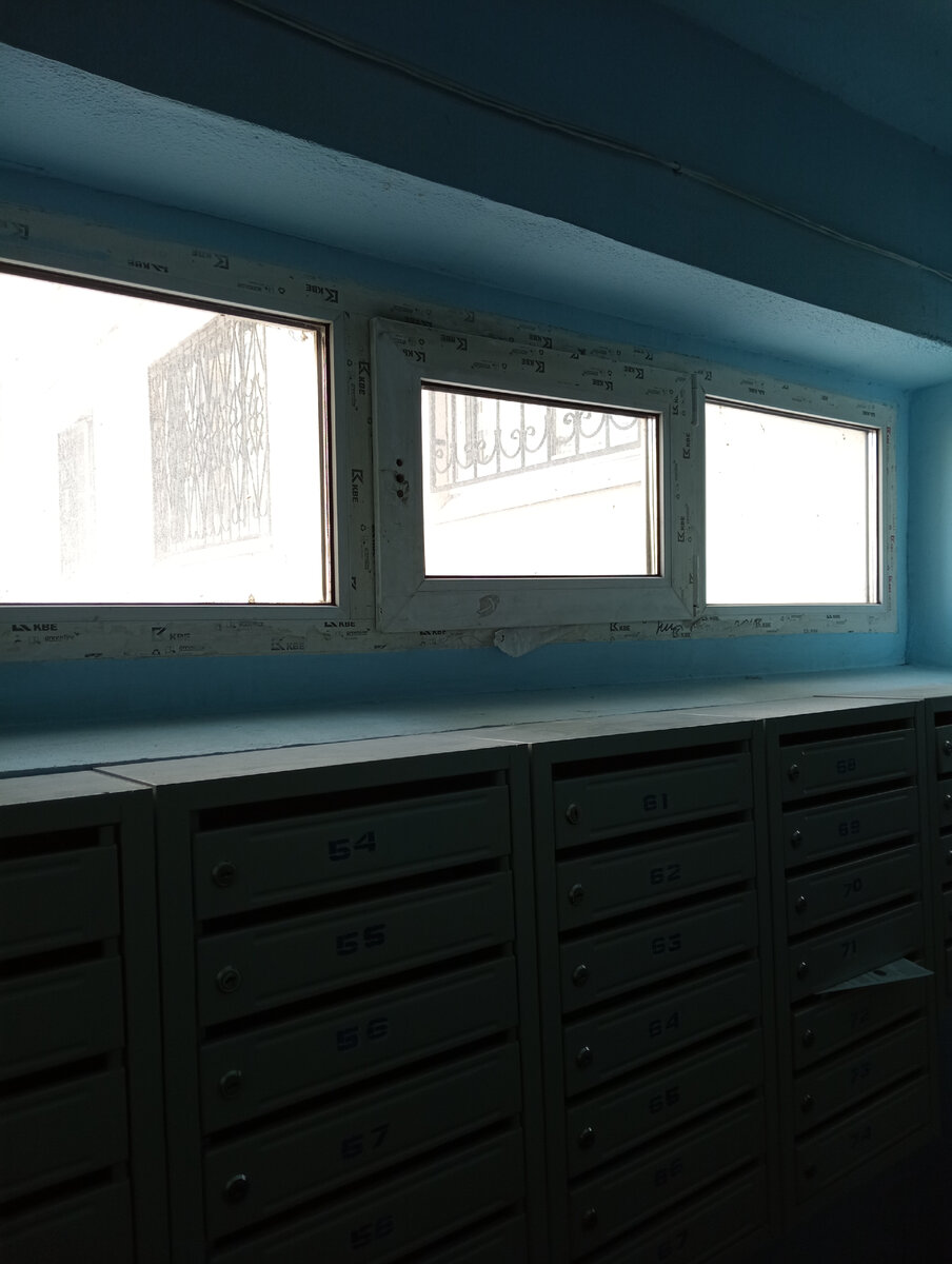 форточку на площадке не открыть