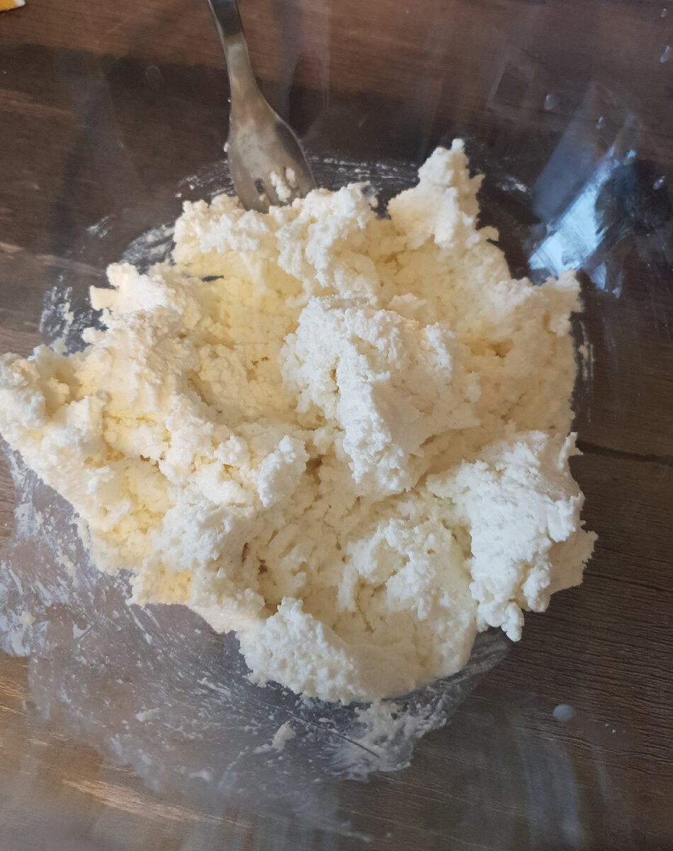 Творог брала в пятерочке по 60 за штуку.