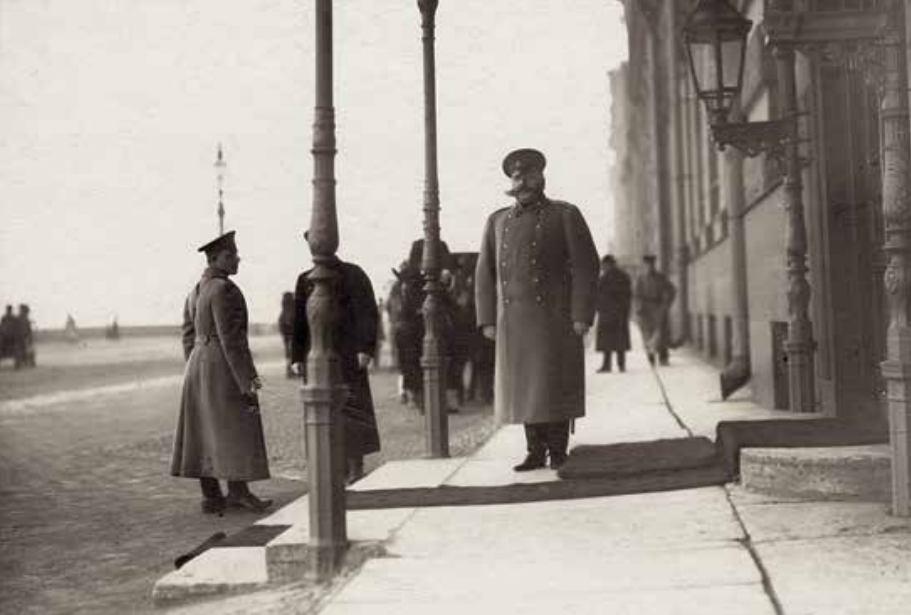 Группа полицейских у Малого подъезда Зимнего дворца. Начало 1900-х. Фотография из Центрального государственного архива кинофотодокументов.