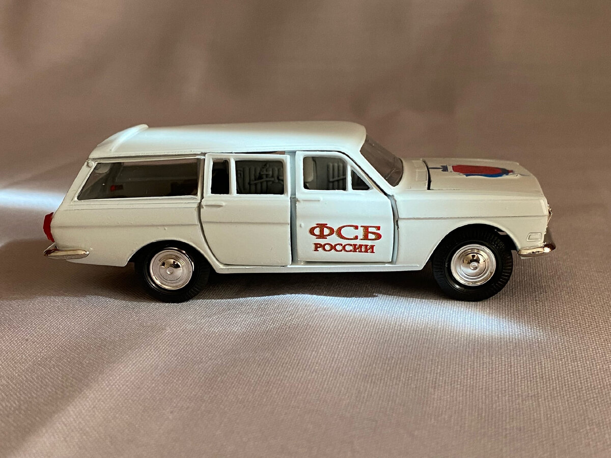 Первое, о чем следует сказать - тамповки, которые и задают "модификацию" модели. Если вы собирали модели в начале 2000-х - вы, очевидно, помните весь этот невероятный поток "расширенного" ассортимента ЗАО Агат. Однако, если можно было себе хоть как-то представить "пожарную" Ваз 2105, "гаишный" Иж Комби и "учебный" Москвич 412, то представить себе Волгу 2402 на работе в "ФСБ России" - это, друзья, конечно, никак!