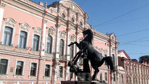 Невский проспект в Петербурге... Роскошь дворцов и особняков поражает воображение уже не одно поколение