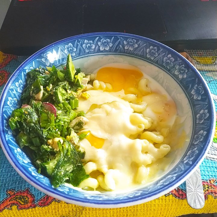 рожки с яйцом и сыром, салат "зеленый"