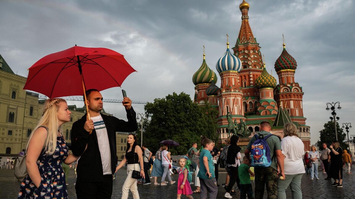    Люди гуляют на Красной площади в Москве© РИА Новости / Максим Блинов