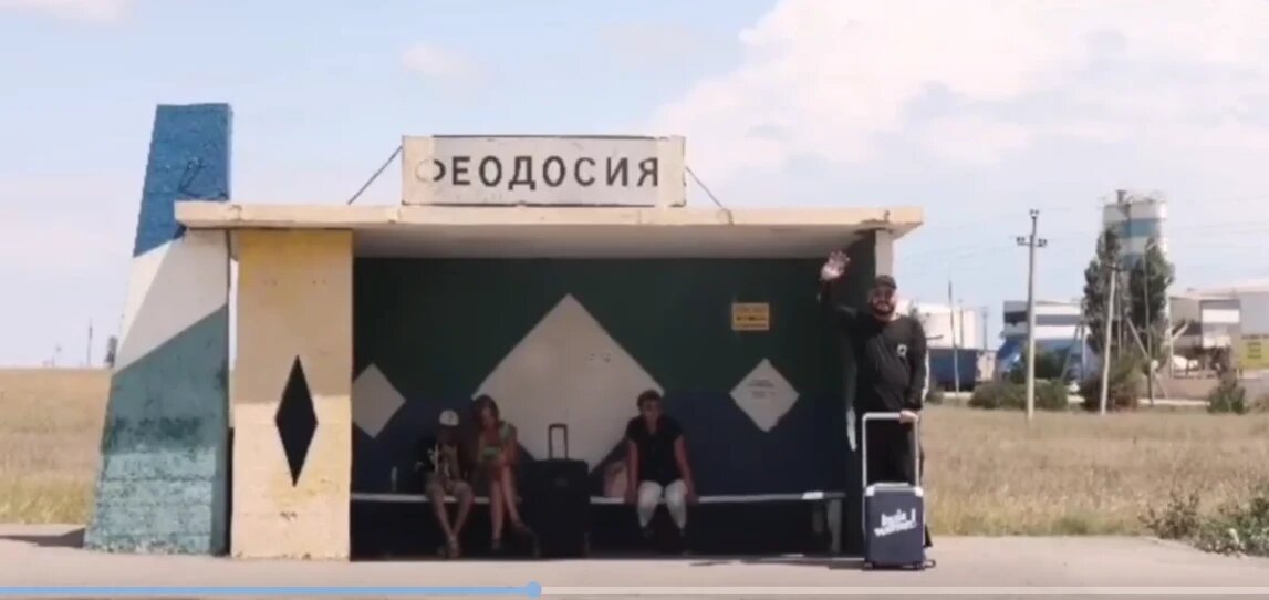 Киркоров машет ручкой в Феодоссии. Фото: телеграм-канал "Звездная пыль"