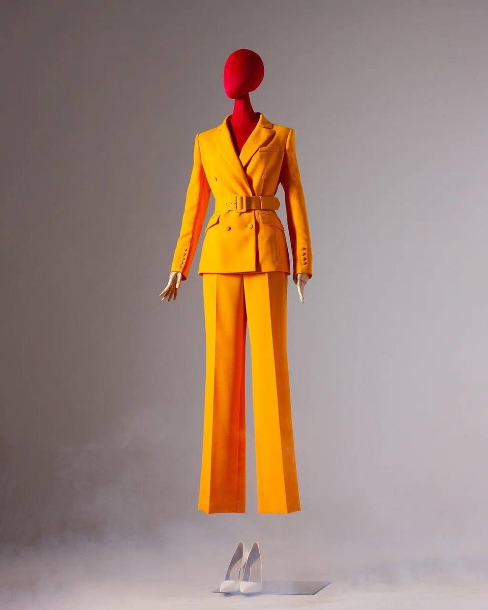 Оранжевый - это всегда ярко! Брючный костюм-двойка с приталенным жакетом будет радовать вас не один сезон, выбирайте размер на сайте и в магазине Maison Adore: Больше образов в нашем #LOOKSHOP

Жакет Monologue
Брюки Monologue

Maison Adore 
ул. Рочдельская, 15, стр 25
+7495 233 4444

#maisonadore #maisonadoremoscow