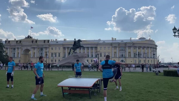 Футболисты "Зенита" потренировались в самом центре Санкт-Петербурга. Видео © Telegram / Футбольный клуб "Зенит"