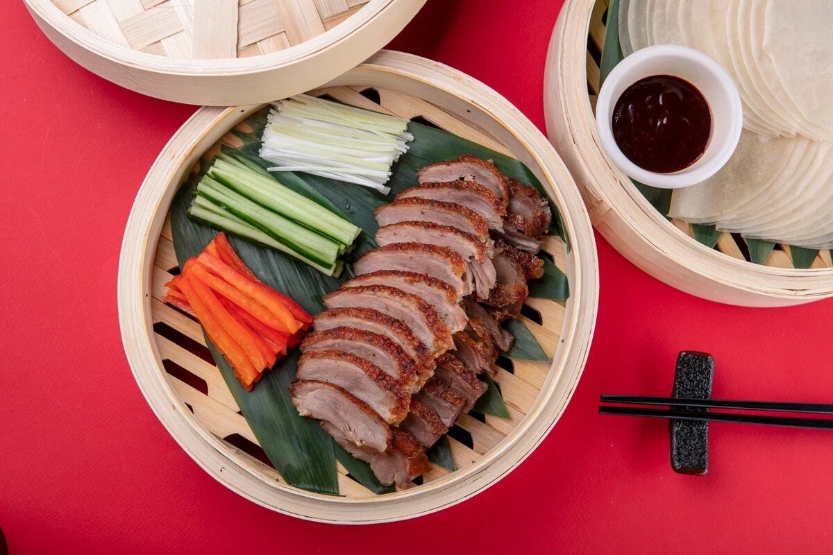 Ролл с уткой по-пекински. Утка по пекински. Биг бон вок утка по пекински. Биг бон вок утка по пекински. Пекинская утка китай.