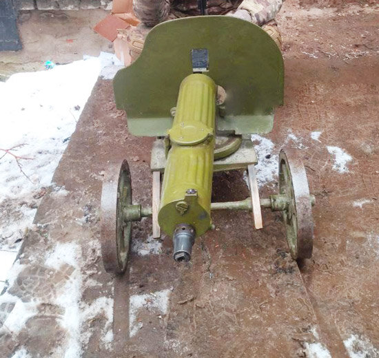 Пулемет Максима. Трофей из 404-ой. Глубокие следы под колесами как бы намекают на всю боль... (фото из открытых источников)