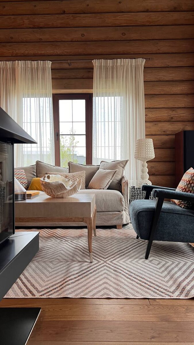 Гостиная после декорирования.