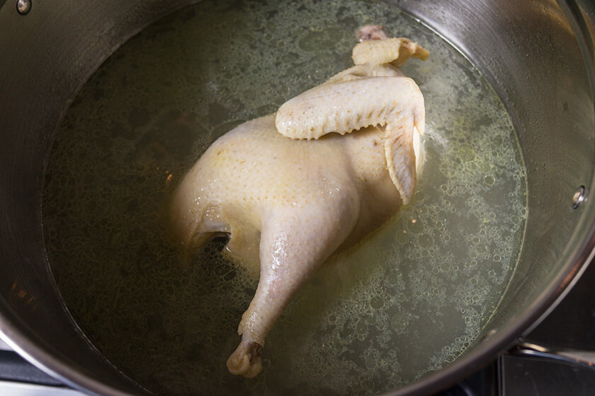 Вареная курица в холодильнике сколько. Вареная курица. Курица вареная домашняя. Отварная птица. Бульон с курицей.