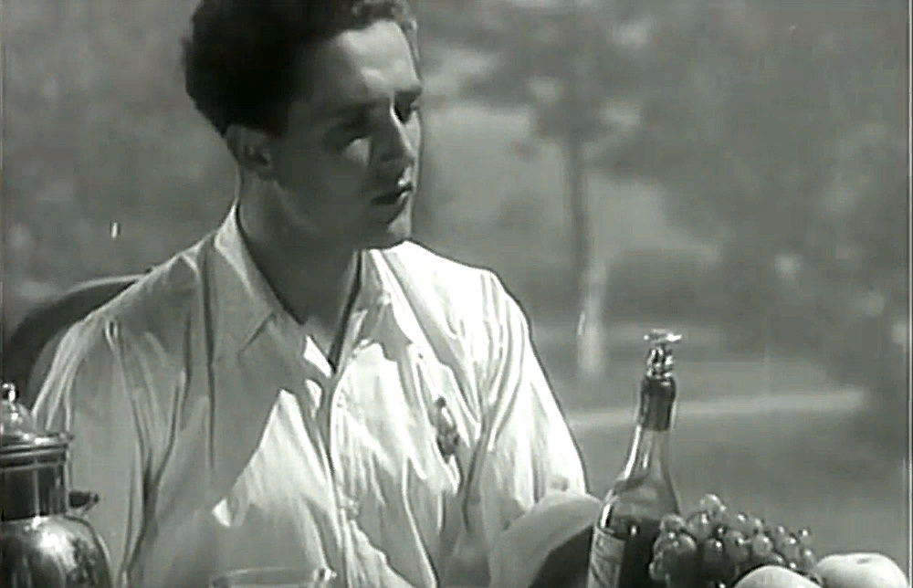 Кадр из советского фильма «Строгий юноша».