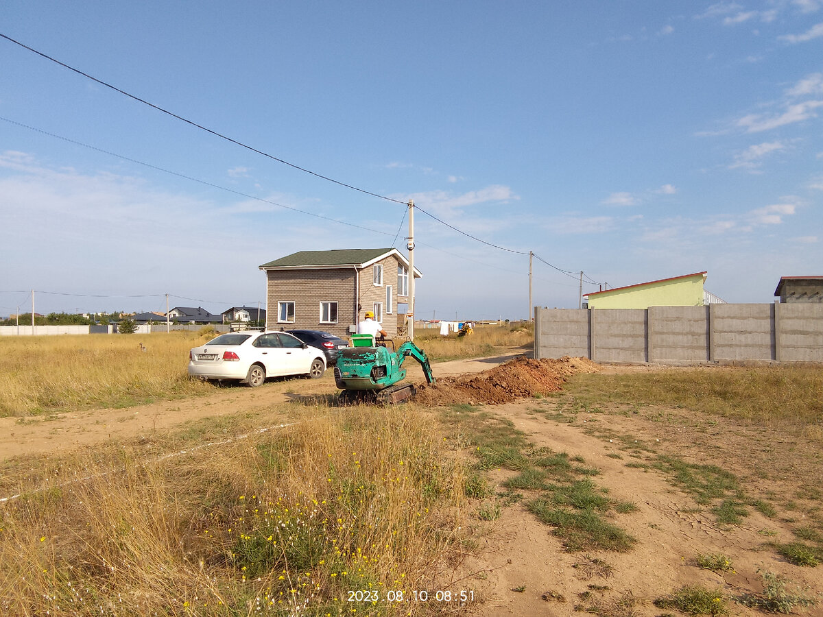 В этом месте на скалу наткнулись уже через 20 см. Пока попалась рыхлая, срезали как и нужно до 40 см.