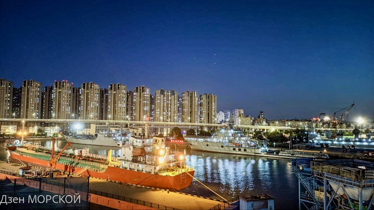 Морской буксир "Bei Tuo" (справа) и десантные корабли проекта 072 (слева) ВМС Китая в порту Циндао. Эксклюзивное фото из архива Морского! 