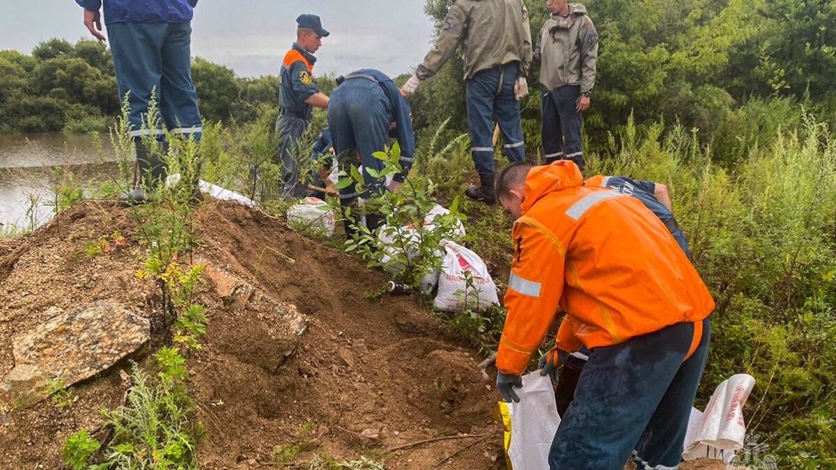     Из-за столкновения полярного фронта и тайфуна KHANUN в Приморье прошли очень сильные ливни. Из-за этого возле рек края начали стремительно развиваться паводки.