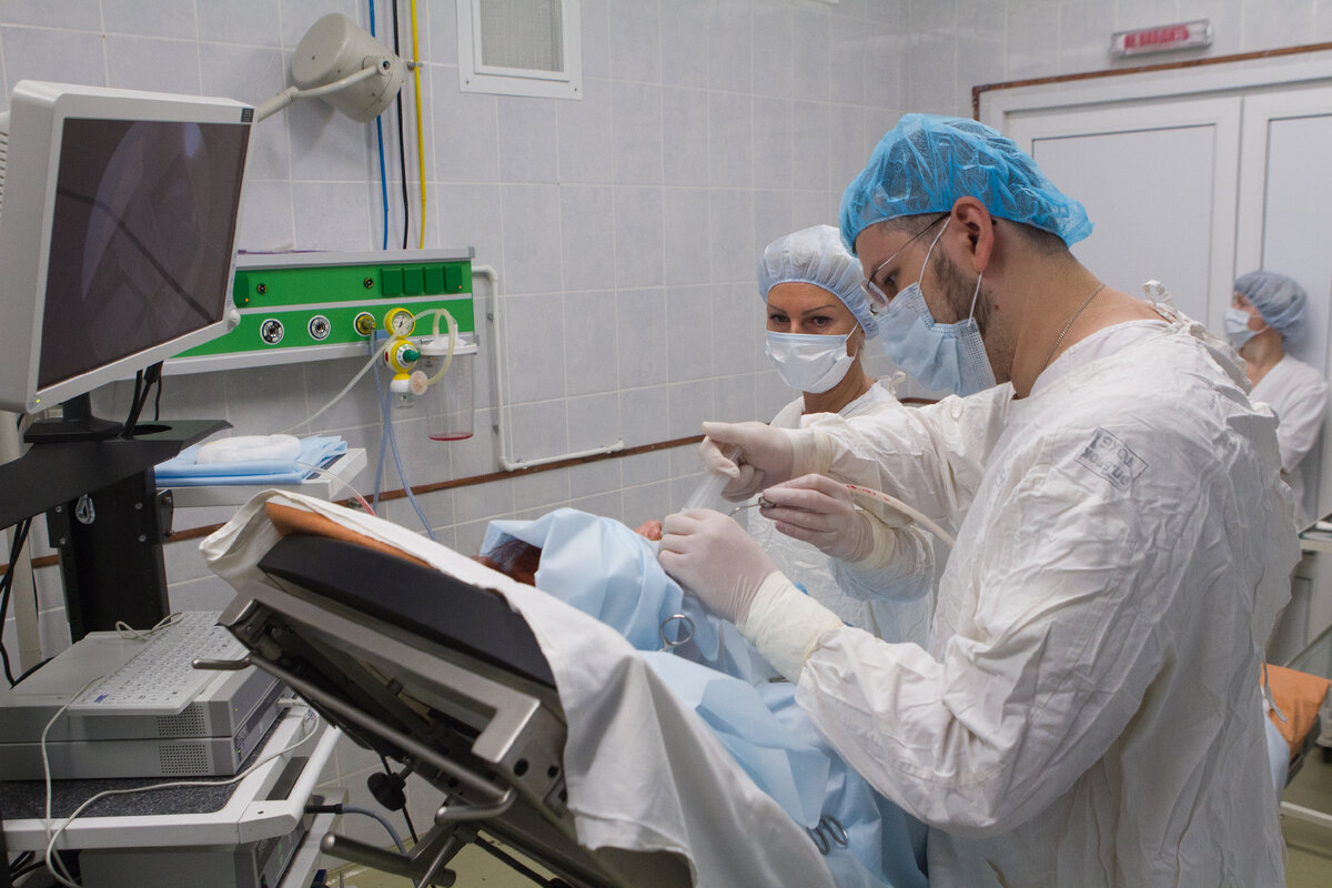 Алексей Мокроусов выполняет операцию. Источник: фотоархив Томской ОКБ.