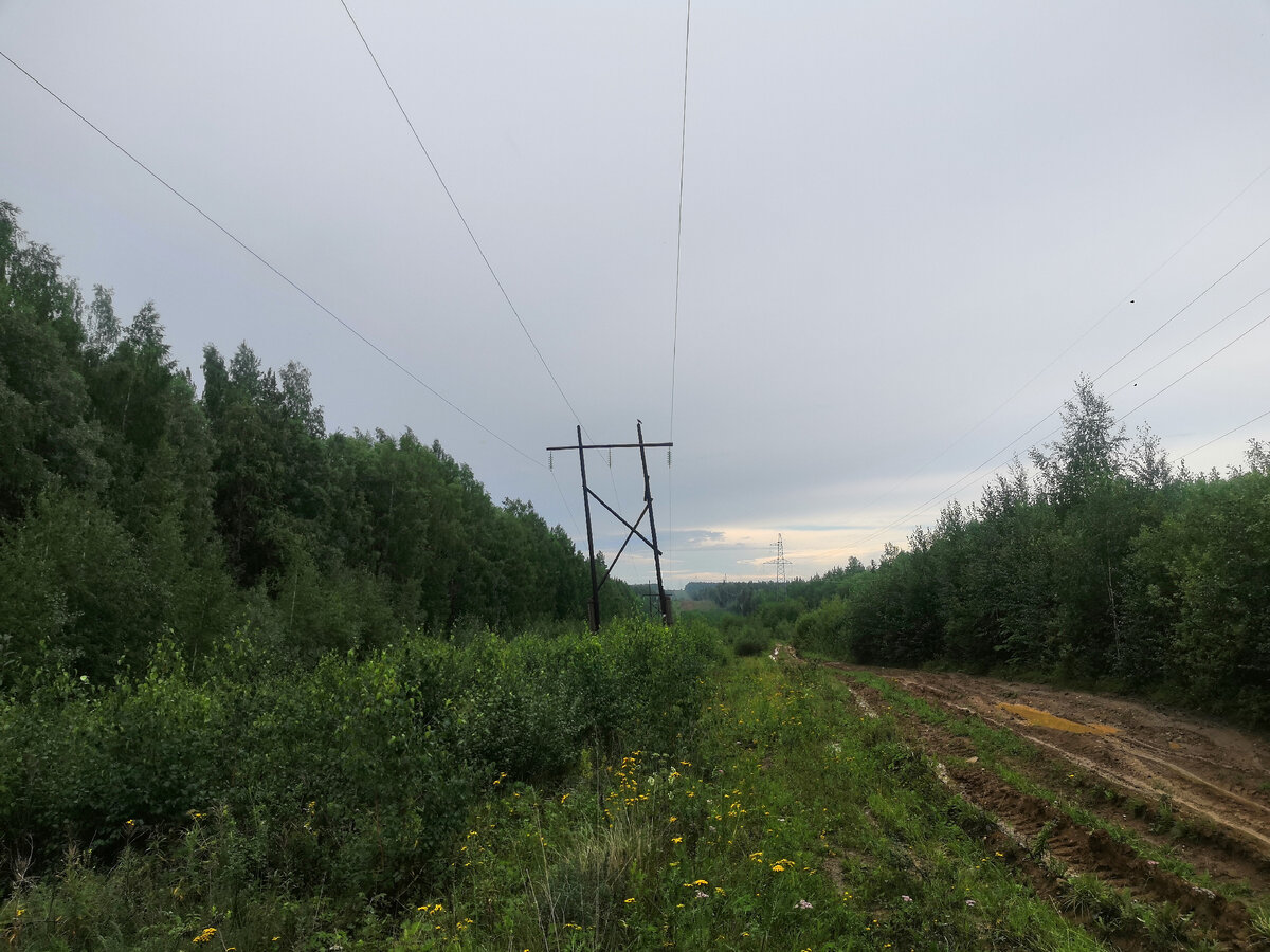 дорога вдоль высоковольтной линии 