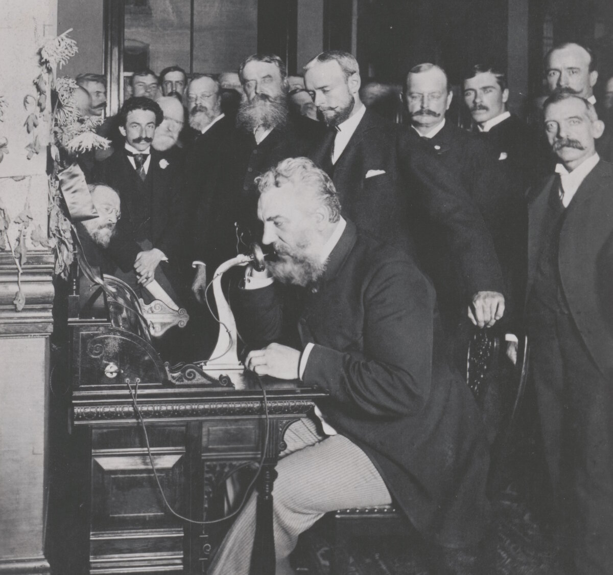 Александр Белл совершает первый телефонный звонок из Нью-Йорка в Чикаго в 1892 году.