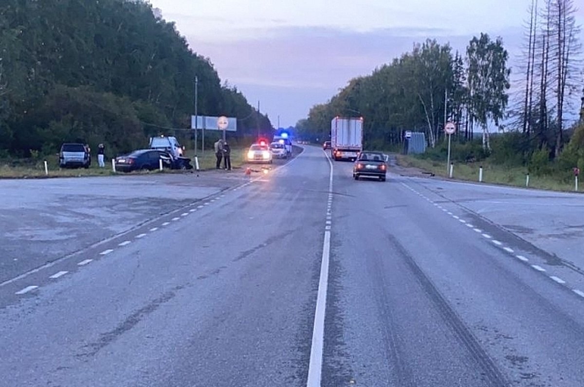    Восемь человек пострадали в ДТП на свердловской трассе