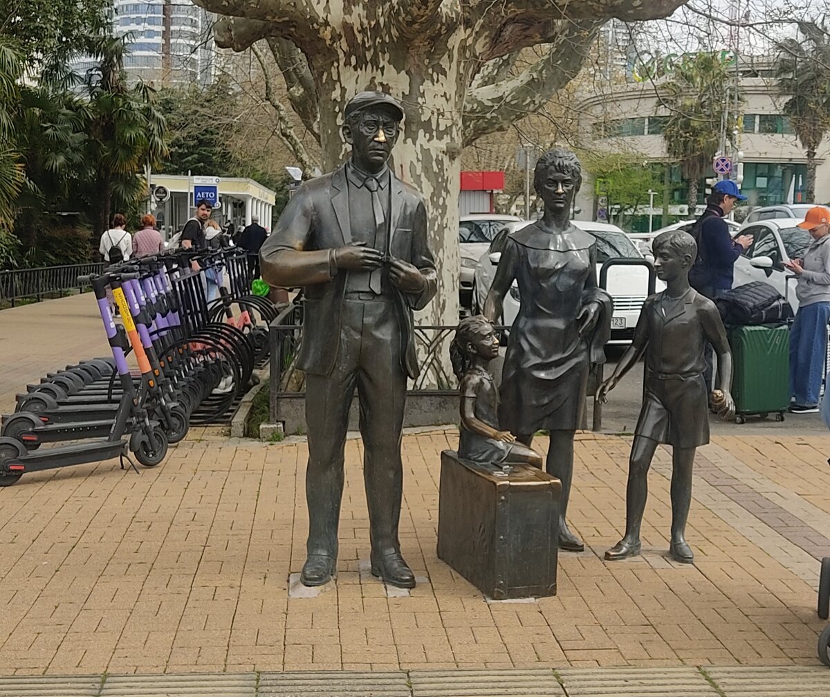 Если кто не узнал, то это семья провожает Семена Семеновича Горбункова. Памятник в Сочи героям "Бриллиантовой руки". С ним все просто, он плыл в Турцию на отдых. А нам еще надо решить куда ехать: Сочи, Адлер или Сириус?