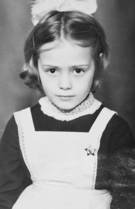  Анна Миклош в детстве. / Фото: www.wmj.ru