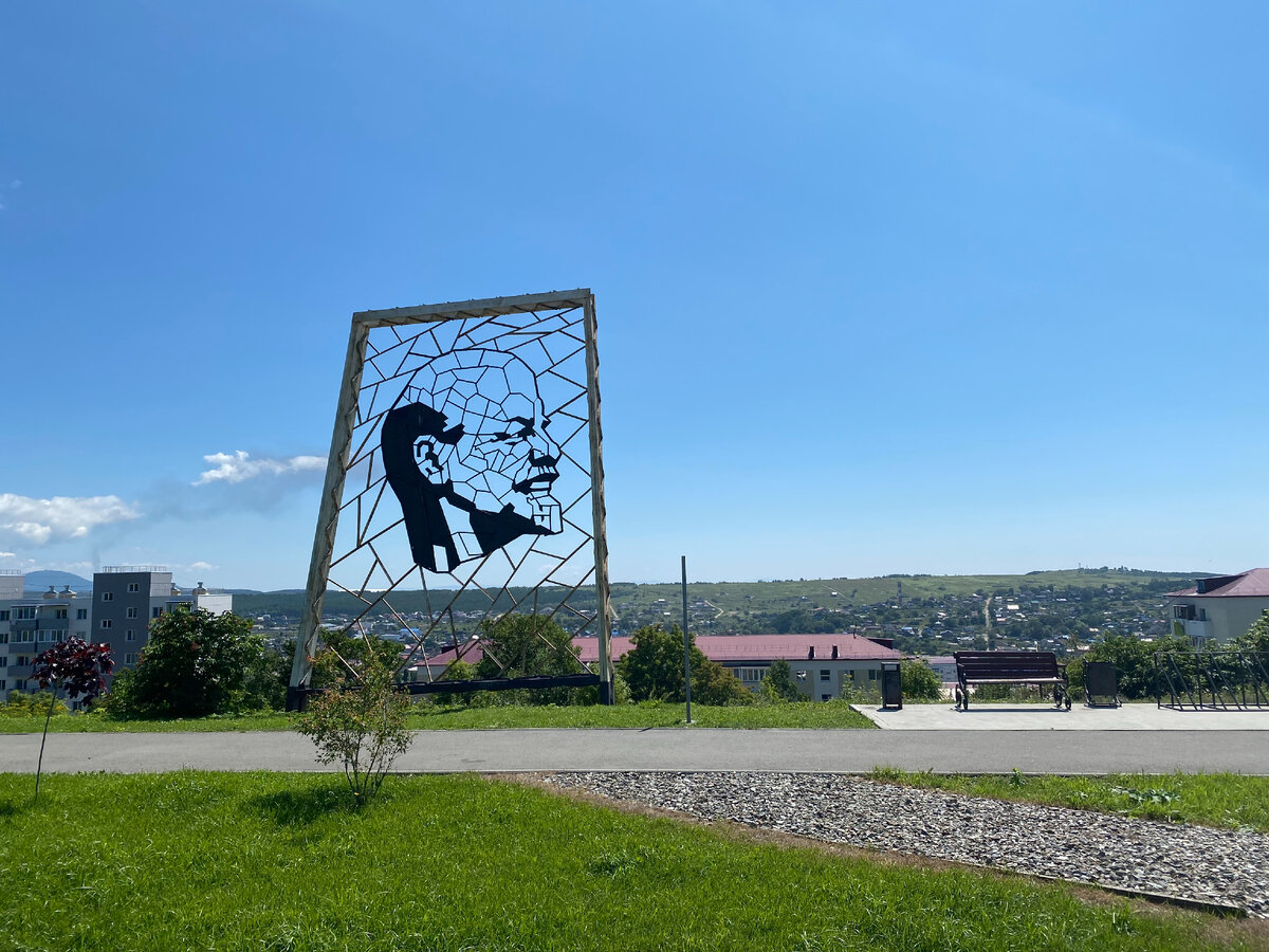 Фото автора:  Парк культуры и отдыха. Витраж "В. И. Ленин". Корсаков.