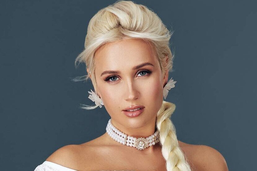     Пять лучших нарядов Клавы Коки для романтических свиданий: в ресторане, театре, парке, арт-галерее и на природе