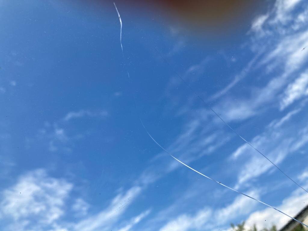 Вот она, трещина... Новое стекло в пути уже.