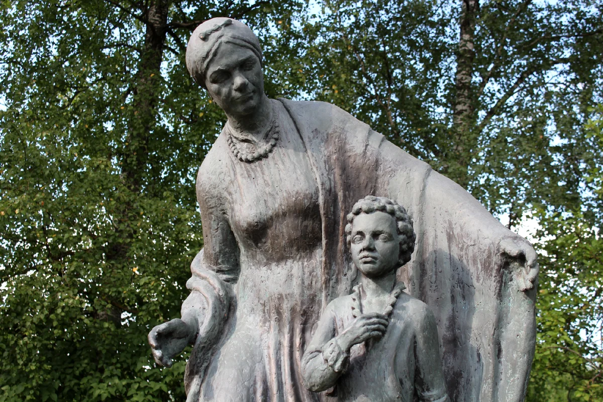 Фото няни пушкина арины родионовны. Памятник Арине Родионовне. Памятник Пушкина и Арины Родионовны. Памятник няне Пушкина. Памятник Арине Родионовне в селе Воскресенское.