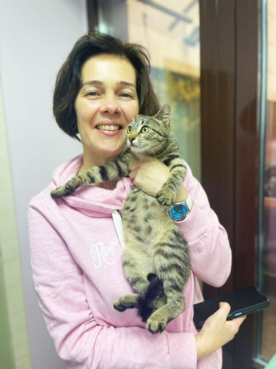 Куратор рада, что забрала малышку с улицы. А малышка в шоке. И обратите внимание на размер брюшка