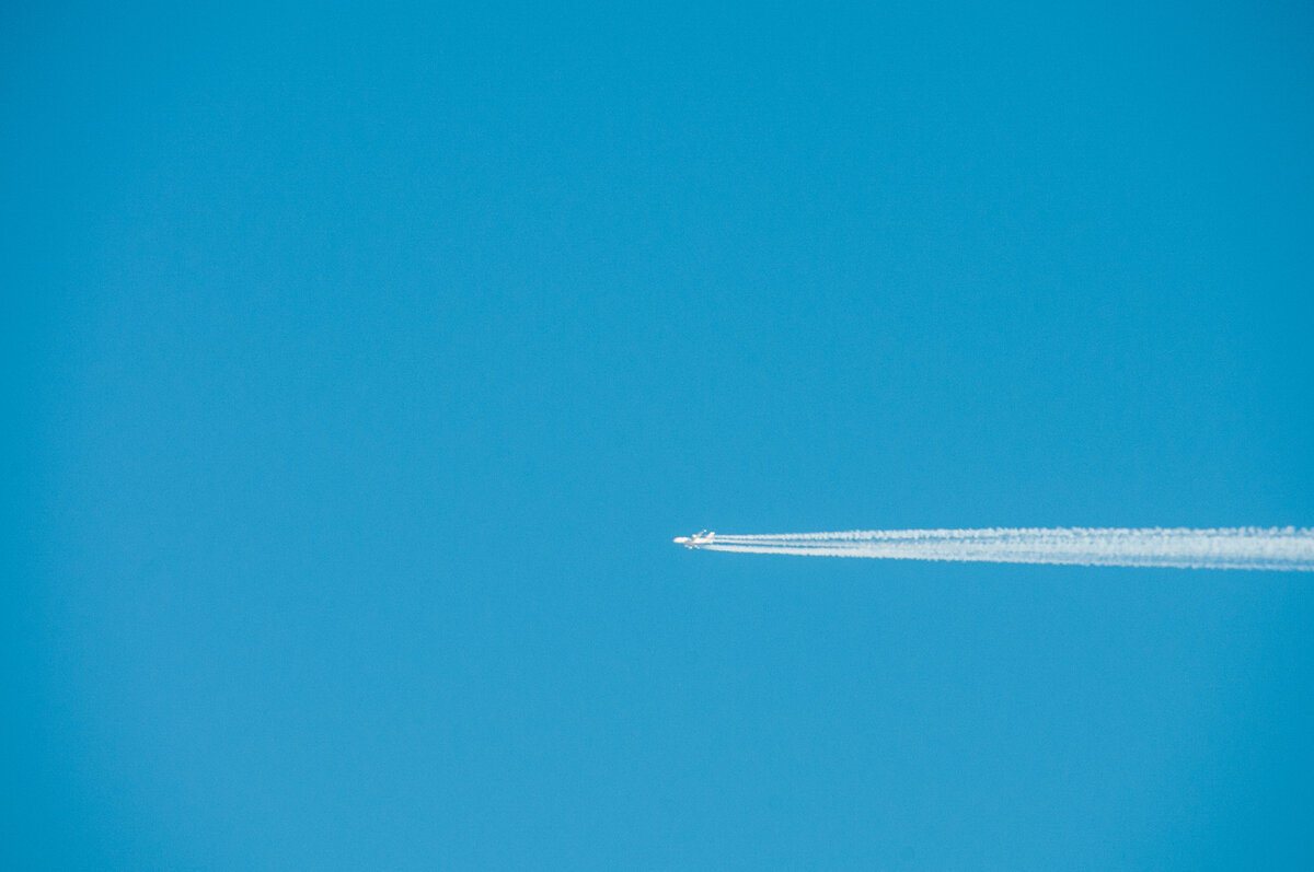 химтрейлы над россией. след самолета в небе. полоса от самолета. инверсионный след. след от ракеты.