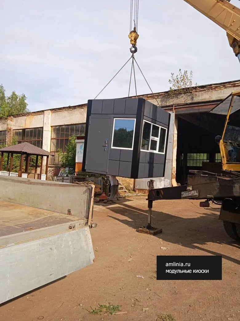 Пост КПП приезжает на участок в готовом собранном виде. Устанавливается при помощи крана манипулятора. Установка одномодульных объектов занимает 1-2 часа.