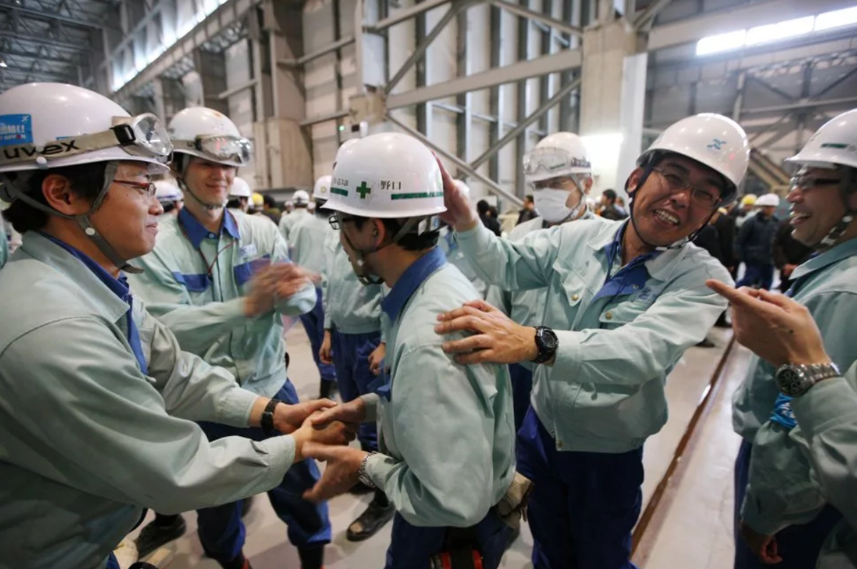 Work japan. Япония работники. Япония рабочие. Предприятия Японии. Японцы на заводе.