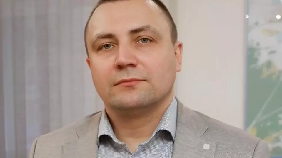     Заместителя мэра Красноярска и главу департамента градостроительства Дмитрия Веретельникова отправили под домашний арест. Он подозревается в превышении полномочий (статья 285 УК РФ).