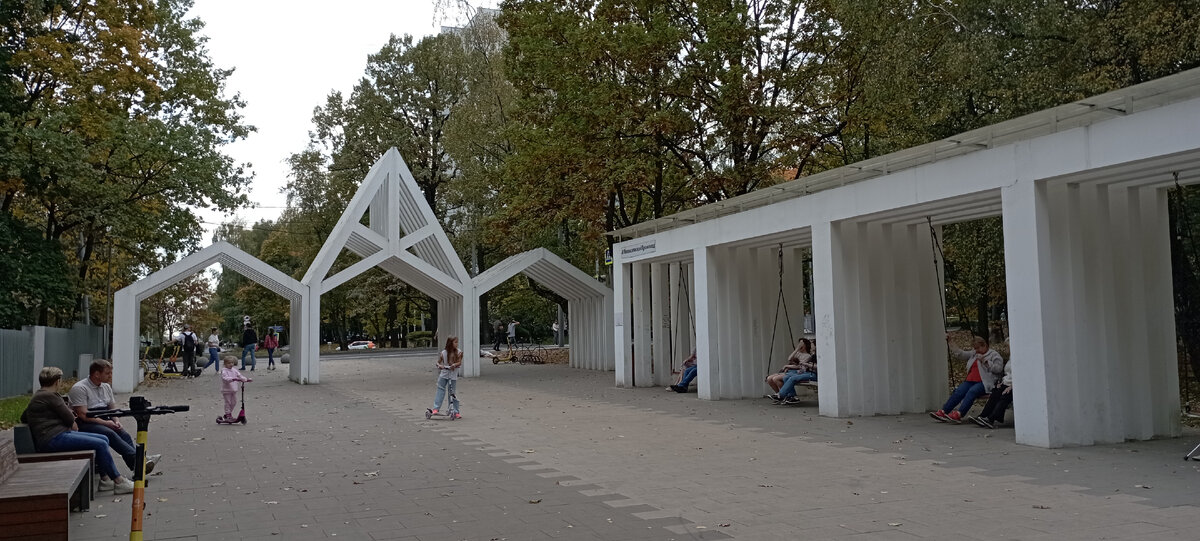 Это арка и качели в начале променада со стороны Череповецкой улицы.