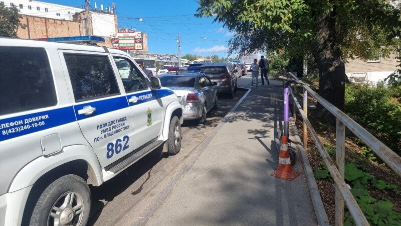     На Океанском проспекте во Владивостоке 26-летний молодой человек сбил женщину. Он двигался на арендованном электросамокате.