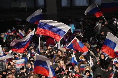    Люди на митинг-концерте "Слава защитникам Отечества!" в "Лужниках" ©Александр Вильф РИА Новости