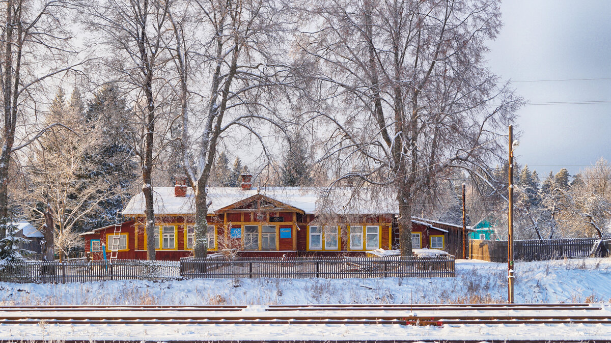 Типовая для Бологое-Полоцкой линии путейская казарма у переезда 40 км, станция Баталино. Фото: Алексей Алексеев
