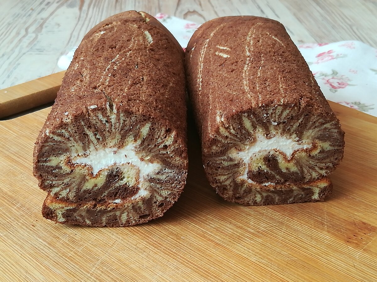 Oggi voglio condividere con voi la ricetta per un rotolo di pan di spagna molto gustoso, incredibilmente bello... E può essere preparato con qualsiasi ripieno dolce.-12