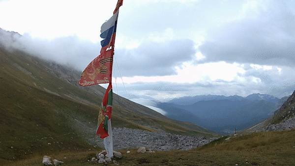 Флаги на перевале.
