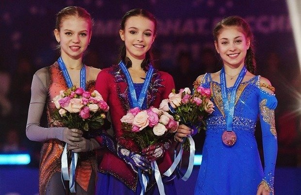Места в списке получили вчерашние юниорки Александра Трусова (слева), Анна Щербакова (в центре) и Алена Косторная (справа). Фото olympteka.ru